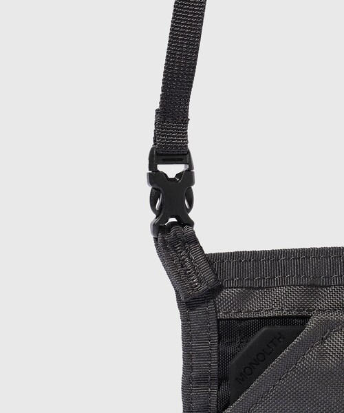 ADAM ET ROPE'(アダムエロペ)の「【MONOLITH/モノリス】NECK POUCH STANDARD S(ショルダーバッグ・メンズ・ライトグレー/ブラック・F)」の17枚目の写真
