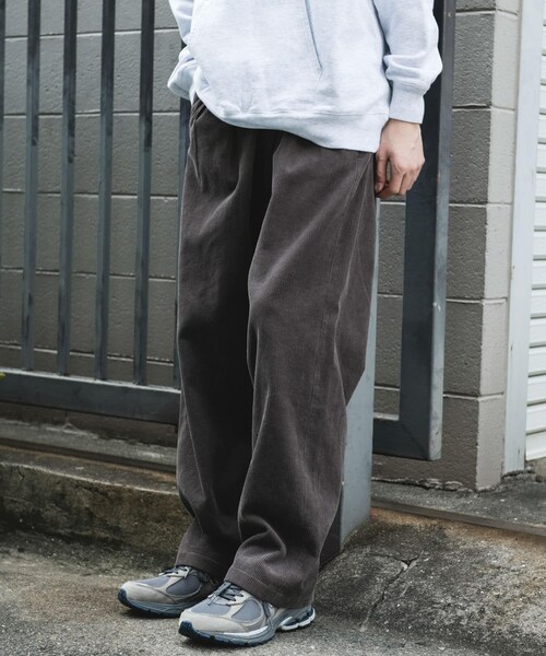 URBAN RESEARCH DOORS（アーバンリサーチドアーズ）の「2タック太畝コーデュロイパンツ（その他パンツ・メンズ・BROWN/CHARCOAL・M/L）」の3枚目の写真
