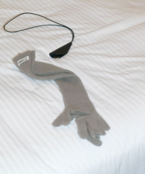 ADAM ET ROPE'（アダムエロペ）の「【EMOELLE】カシミヤロングニットグローブ（手袋・レディース・グレー系/オフホワイト/ベージュ系・F）」の5枚目の写真