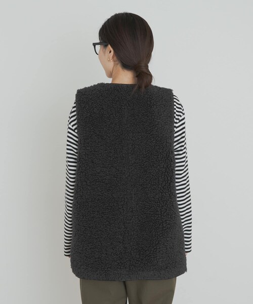 URBAN RESEARCH DOORS(アーバンリサーチドアーズ)の「リバーシブルボアベスト(テーラードジャケット・レディース・GREGE/CHARCOAL・M)」の4枚目の写真