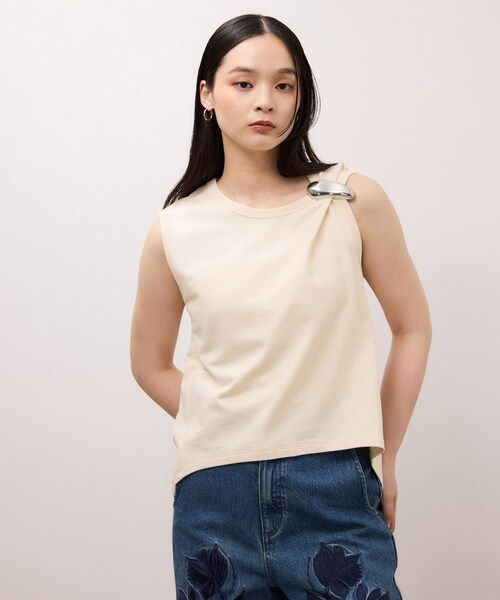 ADAM ET ROPE'（アダムエロペ）の「ブローチ付ノースリーブトップス（タンクトップ・レディース・ブラック/キナリ・F）」の8枚目の写真
