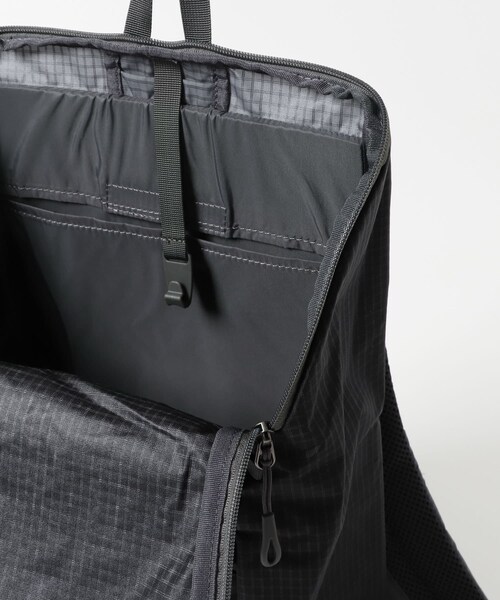 URBAN RESEARCH DOORS(アーバンリサーチドアーズ)の「GOLITE ION 18L PACK(バックパック/リュック・メンズ・BLACK OUT/CASTLEROCK・one)」の5枚目の写真