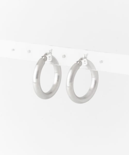 URBAN RESEARCH(アーバンリサーチ)の「TOM WOOD Hoops ThickSatin Medium(ピアス(両耳用)・レディース・Silver 925・FREE)」の1枚目の写真