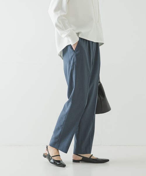 URBAN RESEARCH(アーバンリサーチ)の「『34サイズ/低身長向けも展開』ドロストテーパードパンツ(その他パンツ・レディース・BEIGE/BLUE/BLACK・34/36/38)」の3枚目の写真