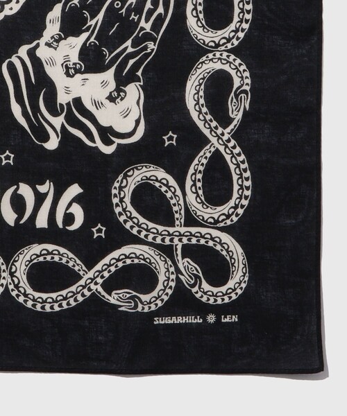ADAM ET ROPE'（アダムエロペ）の「【SUGARHILL/シュガーヒル】TATOO FLASH BANDANA（ストール/ショール・メンズ・ブラック/ホワイト・F）」の4枚目の写真