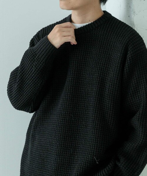 ITEMS URBANRESEARCH(アイテムズ アーバンリサーチ)の「ワッフル編み クルーネックニット(ニット/セーター・メンズ・OLV/OFF/BLK/CHA/MOC・S/M/L)」の16枚目の写真