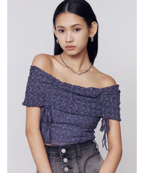 EMODA（エモダ）の「レースギャザーオフショルダートップ（Tシャツ/カットソー・レディース・アイボリー/ブラック/ブルー・F）」の6枚目の写真
