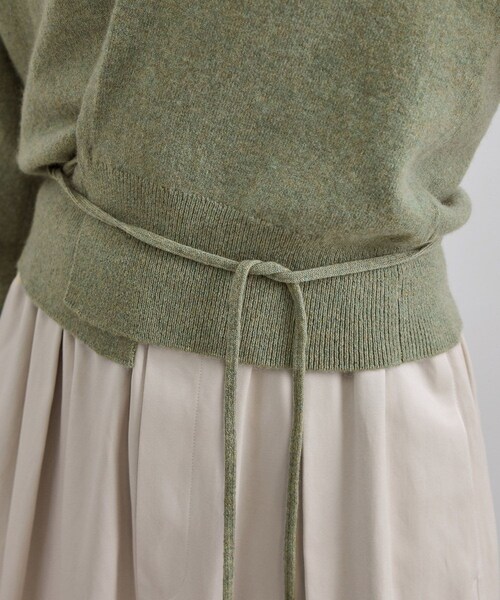 ADAM ET ROPE'（アダムエロペ）の「【extreme cashmere（エクストリーム・カシミア）】ella ニットカーディガン（カーディガン/ボレロ・レディース・グリーン系/カーキ系・F）」の18枚目の写真
