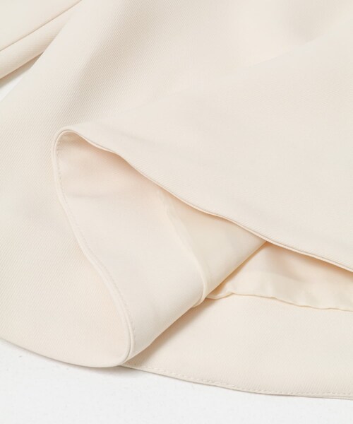 URBAN RESEARCH ROSSO（アーバンリサーチロッソ）の「『WEB限定』デザインボタンペプラムツイルジャケット（ノーカラージャケット・レディース・IVORY/BLACK・Free）」の14枚目の写真