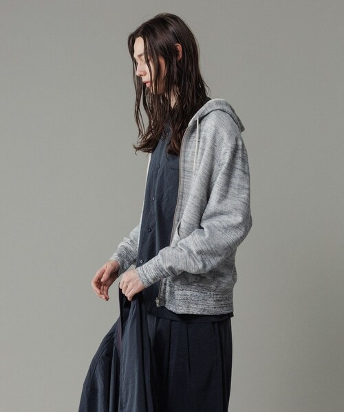 ADAM ET ROPE'（アダムエロペ）の「【リバーシブル/パイル】スウェット フルジップ パーカー / ロングシーズン着用可能（パーカー・メンズ・グレー系/キナリ系・L/M）」の4枚目の写真