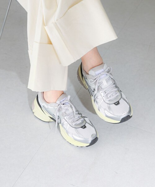 URBAN RESEARCH ROSSO（アーバンリサーチロッソ）の「NIKE　ウィメンズ V2K ラン（スニーカー・レディース・ホワイトシルバー・23/23.5/24/24.5/25）」の2枚目の写真