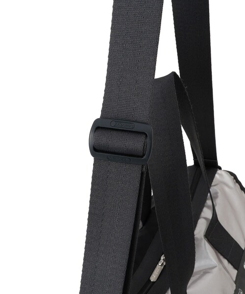 ADAM ET ROPE'(アダムエロペ)の「【LeSportsac for ADAM ET ROPE'】Exclusive Deluxe Med Weeknder(ボストンバッグ・レディース・シルバー・F)」の16枚目の写真