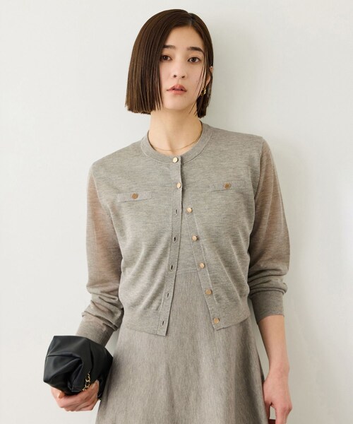 ROPE'(ロペ)の「LEVITA 金ボタンクルーネックシアーカーディガン/接触冷感・イージーケア(カーディガン/ボレロ・レディース・ブラック/ベージュ/レッド・F)」の4枚目の写真