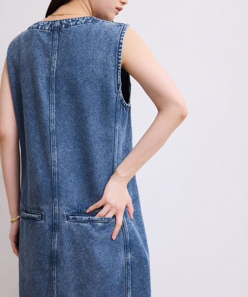 ADAM ET ROPE'（アダムエロペ）の「【WEB限定】ライトデニムスリーブレスワンピース（ワンピース・レディース・ブルー/サックス・36/38）」の15枚目の写真