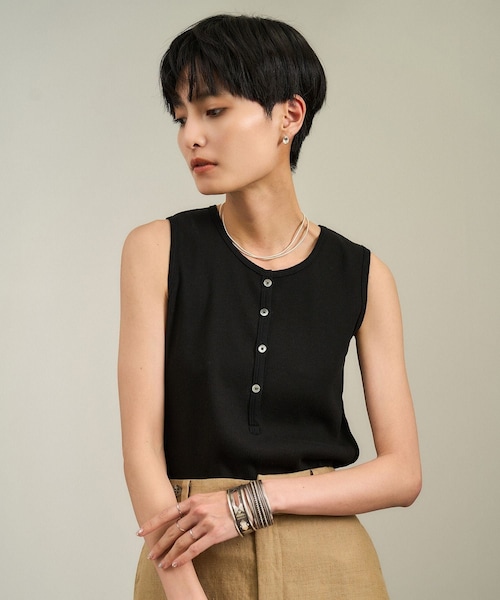 ADAM ET ROPE'（アダムエロペ）の「【WEB限定】プリマベールリブヘンリーネックノースリーブプルオーバー［UVケア・洗える］（タンクトップ・レディース・ブラック/チャコール/オフホワイト・F）」の2枚目の写真