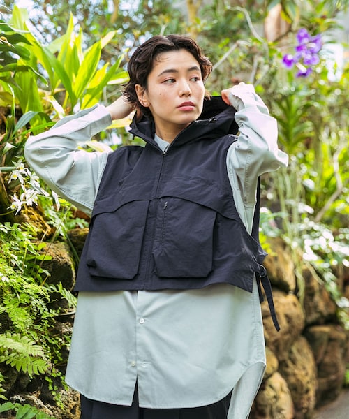 EKAL（エカル）の「『URTECH』ナイロンタッサー ベスト（ベスト・レディース・グラファイト/ネイビー・One）」の2枚目の写真