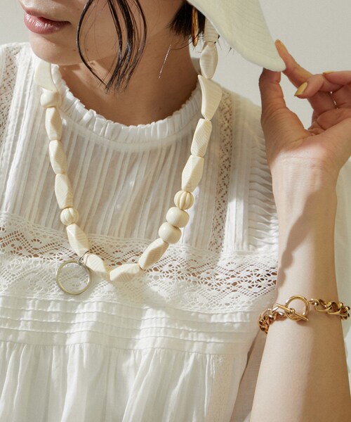 ADAM ET ROPE'（アダムエロペ）の「【La Maison de Lyllis（メゾンドリリス）】HATKEEPER（ネックレス・レディース・ホワイト系/ブラウン系/キャメル・F）」の12枚目の写真