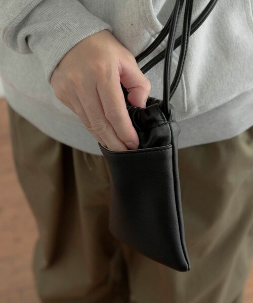 ITEMS URBANRESEARCH(アイテムズ アーバンリサーチ)の「フェイクレザー ミニショルダー BAG(ショルダーバッグ・メンズ・BLK・-)」の3枚目の写真