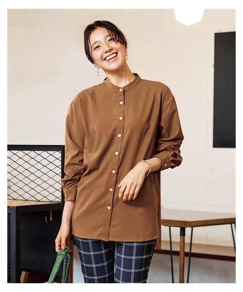 nissen（ニッセン）の「大きいサイズ 【しっとりしなやか素材】ストレッチシンプルバンドカラーシャツ（シャツ/ブラウス・レディース・オフホワイト/チャコールネイビー/キャメルベージュ/ラテピンク/トープグレー/ラベンダー/モカブラウン・L/LL/3L/4L/5L/6L/8L/10L）」の10枚目の写真