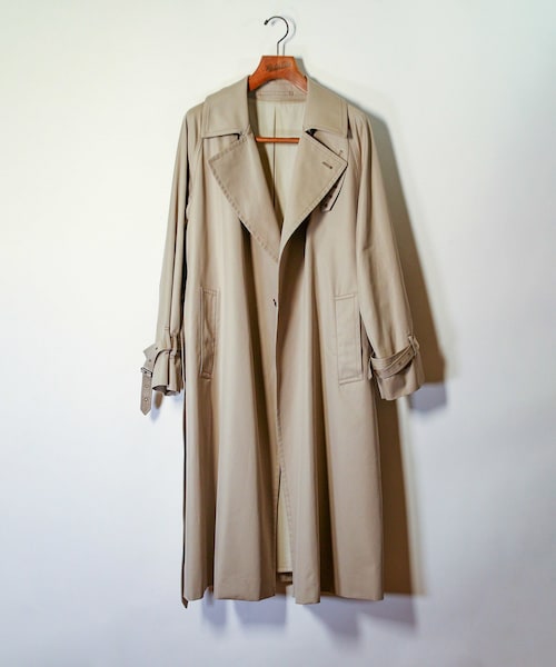 ADAM ET ROPE'（アダムエロペ）の「【blurhms】Gabardine Double Belt Trench Coat（トレンチコート・メンズ・ブラック/ベージュ・2/3）」の3枚目の写真