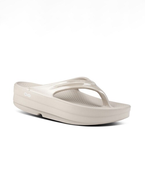 ADAM ET ROPE'（アダムエロペ）の「【OOFOS（ウーフォス）】Oomega（サンダル・レディース・ブラック/ベージュ・23/24/25）」の16枚目の写真