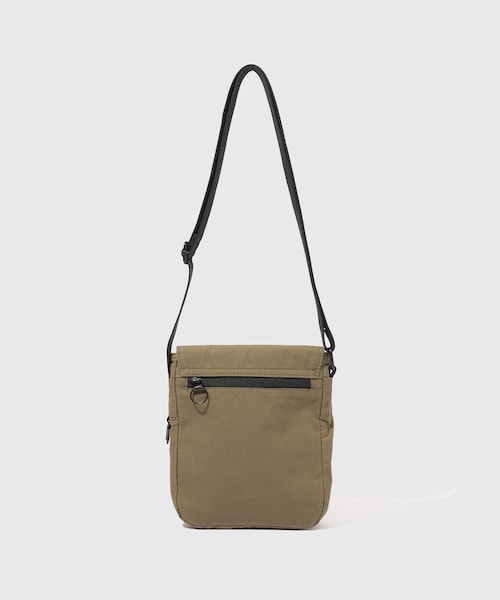 ADAM ET ROPE'(アダムエロペ)の「《別注》【Barbour/バブアー】EX TRANSPORT CROSSBODY BAG(ショルダーバッグ・メンズ・ブラック/カーキ・F)」の5枚目の写真