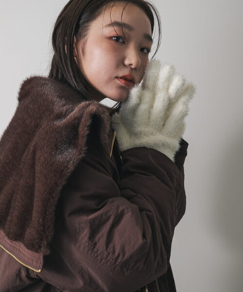 SENSE OF PLACE by URBAN RESEARCH(センスオブプレイスバイアーバンリサーチ)の「シャギーニットグローブ(ベルト・レディース・OFF WHITE/BLACK/YELLOW・one)」の1枚目の写真