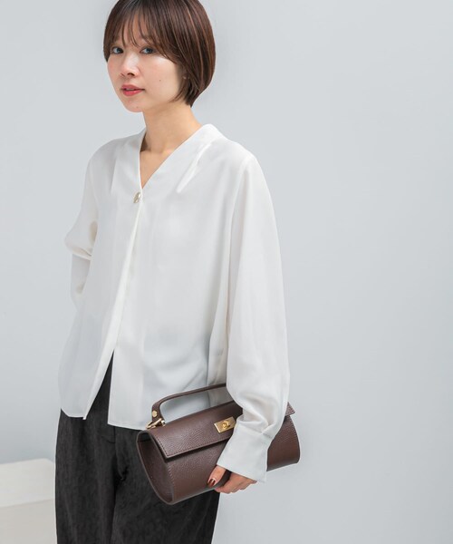 URBAN RESEARCH ROSSO（アーバンリサーチロッソ）の「Vネックボタンデザインブラウス（シャツ/ブラウス・レディース・WHITE/BLACK・FREE）」の3枚目の写真