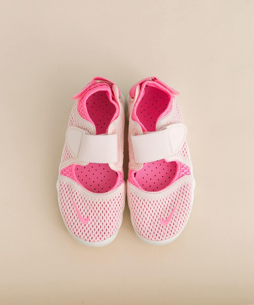 URBAN RESEARCH DOORS(アーバンリサーチドアーズ)の「NIKE ナイキリフト 2 GS/PS(KIDS)(シューズ小物/雑貨・キッズ・CHALK/PINK・18/19/20/21)」の2枚目の写真