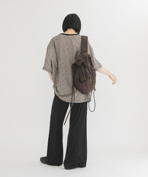 KBF(ケイビーエフ)の「シャイニーフレアイージーパンツ(その他パンツ・レディース・CHARCOAL/BLACK/BEIGE・One)」の10枚目の写真