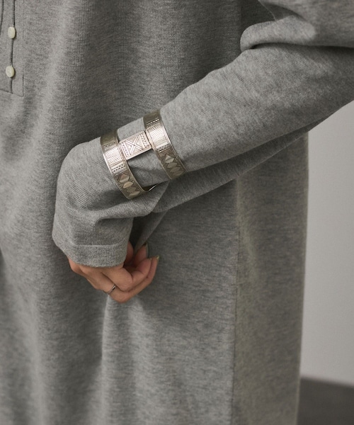 ADAM ET ROPE'（アダムエロペ）の「【J'aDoRe・店舗限定】【TUAREG（トゥアレグ）】Hバングル（ブローチ/コサージュ・レディース・シルバー・F）」の11枚目の写真