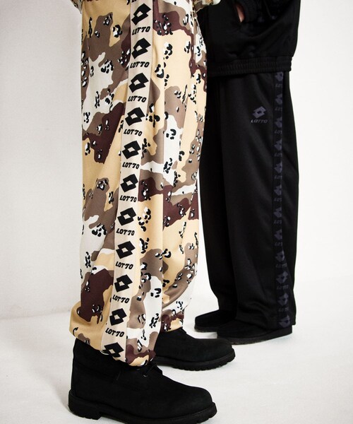 URBAN RESEARCH（アーバンリサーチ）の「LOTTO　LOGO TAPE TRACK PANTS（その他パンツ・メンズ・CAMO/BLACK・M/L/XL）」の2枚目の写真