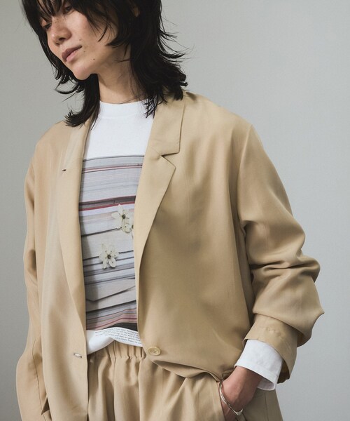 ADAM ET ROPE'（アダムエロペ）の「[25SS]GENTLE SILK ジャケット【セットアップ対応・洗える】（テーラードジャケット・レディース・ブラック/ベージュ/ブルー・F）」の2枚目の写真