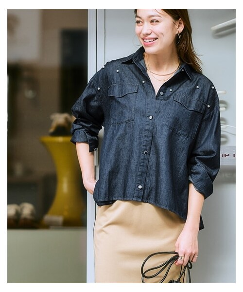 nissen（ニッセン）の「＜大きいサイズ＞ 綿１００％パール調ゆるシルエットデニムシャツ（シャツ/ブラウス・レディース・インディゴブルー/ライトブルー・L/LL/3L/4L/5L/6L/8L/10L）」の3枚目の写真