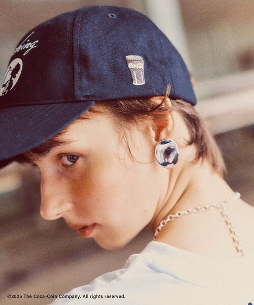 VIS(ビス)の「【Coca-Cola】VIS別注エンブロイダリーキャップ(キャップ・レディース・ブラック/ワイン・F)」の3枚目の写真