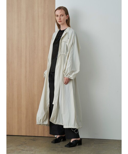 ELENDEEK（エレンディーク）の「PAPER NYLON GATHER CT（ナイロンジャケット・レディース・ベージュ/ブラック/オフホワイト・01/02）」の4枚目の写真