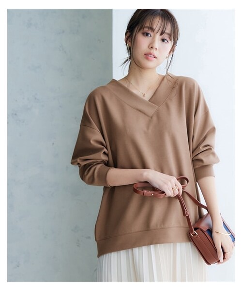 nissen（ニッセン）の「なめらかポンチ素材　前後Vネックプルオーバー（Tシャツ/カットソー・レディース・黒/モカ/グレイッシュブルー/ディープグリーン/チャコールグレー杢/グレージュ/マカロンピンク・S/M/L/LL/3L/4L/5L/6L/8L/10L）」の3枚目の写真