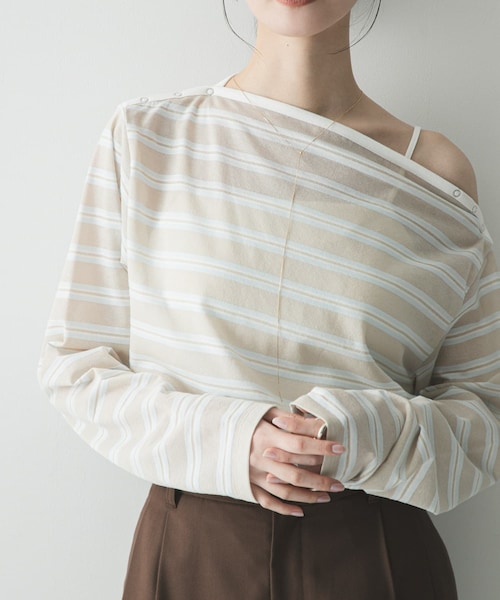 URBAN RESEARCH(アーバンリサーチ)の「マルチボーダー2WAYカットソー(Tシャツ/カットソー・レディース・RED/BEIGE/OFF WHITE・Free)」の2枚目の写真
