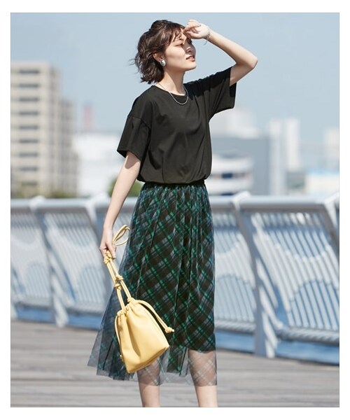 nissen（ニッセン）の「大きいサイズ異素材使いチュールプリントドッキングワンピース（ワンピース・レディース・黒×ターコイズグリーン系チェック/ネイビー×ネイビー系ストライプ/カーキグレー×ベージュ系花柄・L~LL相当/3L~4L相当/5L~6L相当/8L相当/10L相当）」の2枚目の写真