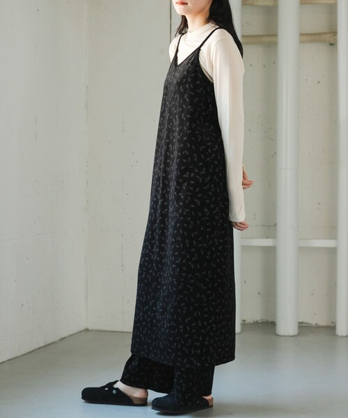 URBAN RESEARCH DOORS（アーバンリサーチドアーズ）の「FORK&SPOON　ベロアプリントエプロンワンピース（ワンピース・レディース・BLACK/DARKGREEN・1）」の7枚目の写真