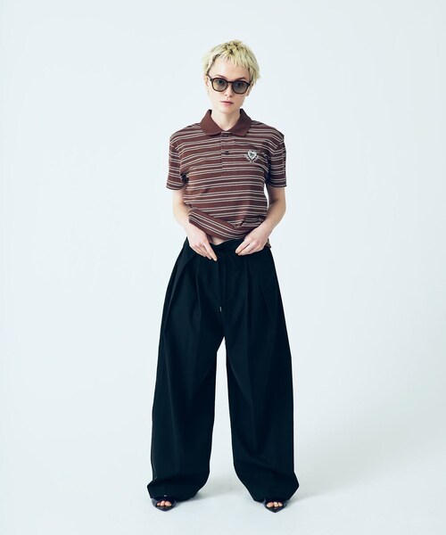 ADAM ET ROPE'（アダムエロペ）の「【Chocomoo×ADAM ET ROPE'】刺しゅうPOLO（ポロシャツ・レディース・ブラック系/ダークブラウン・F）」の19枚目の写真