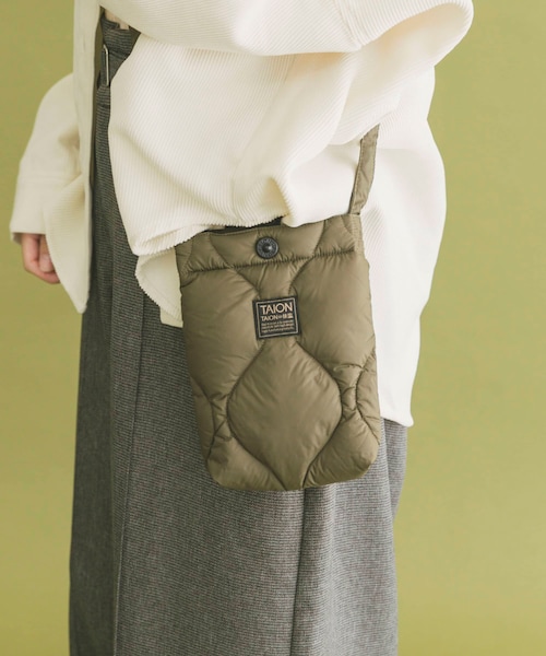 ITEMS URBANRESEARCH(アイテムズ アーバンリサーチ)の「TAION Cross Body Down Bag -S(ショルダーバッグ・メンズ・BLK/G.BEIGE/D.OLIVE/D.NAVY/PAINT CAMO・-)」の3枚目の写真