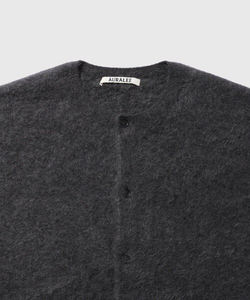 ADAM ET ROPE'（アダムエロペ）の「【AURALEE/オーラリー】GARMENT-DYED BABY ALPACA FUR KNIT C/NECK CARDIGAN（カーディガン/ボレロ・メンズ・ライトグレー/ブルー系・3/4）」の6枚目の写真