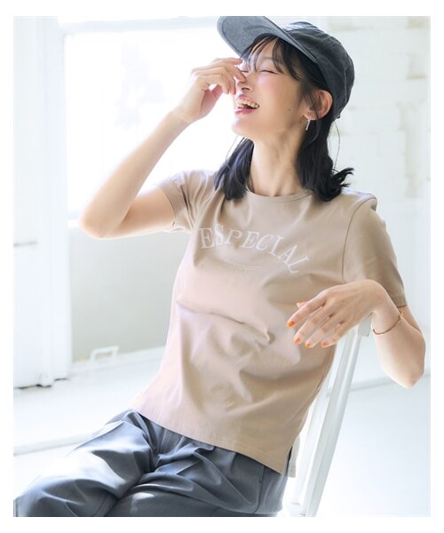 nissen（ニッセン）の「【ひんやりコットン】プリントTシャツ（綿１００％・接触冷感・UVカット）（選べる柄）＜大きいサイズ有＞（Tシャツ/カットソー・レディース・クールロゴ:オフホワイト/クールロゴ:黒/カーブロゴ:チャコールグレー/[在庫限り]カーブロゴ:アイス杢/ブロックデザインロゴ:アイス杢/ドロップ:ブロックデザインロゴ:ネイビー/[在庫限り]ハチドリ:グレージュ/[在庫限り]看板ネコ:モーブピンク/[在庫限り]看板ネコ:グレージュ/[在庫限]リラックス猫スモーキーブルー/5匹のハリネズミ:ピスタチオ/カラフルフラワーロゴ:黒/[在庫限]ハンギングフラワー:ラベンダー/[在庫限り]雑貨フラワー:ミントブルー/大人ロゴ:オフホワイト/レタリングロゴ:チャコールグレー/フレンチロゴ:グレージュ/ほのぼのネコ:ミント/ワンポイントネコ:ブルー/草花:ピンクベージュ/大人ロゴ:黒/筆記ロゴ:黒/雑貨:ダークミント/パイナップル:チャコールグレー/ラビット:ダークピンク/黒ネコ:ソフトブルー/日々ネコ:オートミール・S/M/L/LL/3L/4L/5L/6L/8L/10L）」の11枚目の写真
