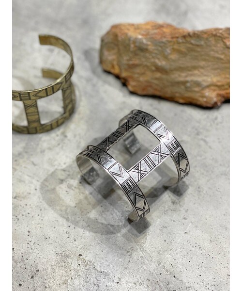 Ungrid（アングリッド）の「ネイティブデザインバングル（ブレスレット・レディース・シルバー/ゴールド・F）」の2枚目の写真