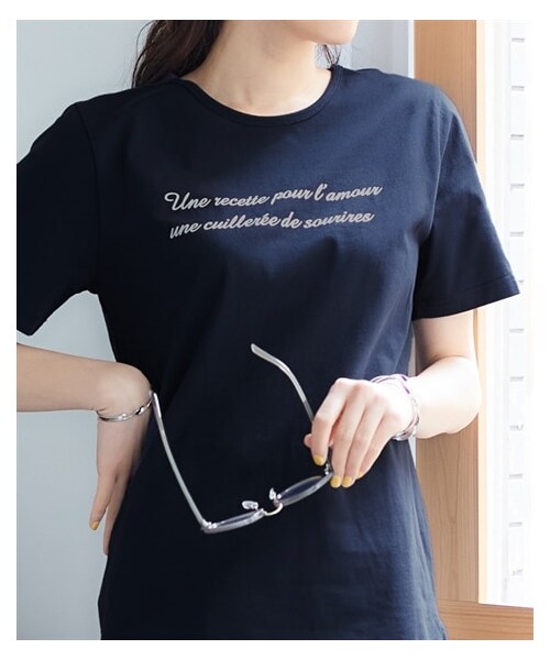 nissen（ニッセン）の「大きいサイズ 綿混プリントTシャツ（吸汗速乾）（薄手素材）（Tシャツ/カットソー・レディース・オフホワイト(ガールフォト)/黒(変形ロゴ)/ラベンダー(フラワー)/カーキ(スカーフモチーフ)/ブルーグレー(クジラ)/ピーナッツ(カレッジタイガー)/ピンク(ヤシの木)/チャコール(数字ロゴ)/黒(フォトグラフィック)/ネイビー(シンプルロゴ)・L/LL/3L/4L/5L/6L/8L/10L）」の3枚目の写真