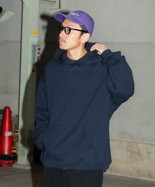 URBAN RESEARCH（アーバンリサーチ）の「Wide Dad　Dad SWEAT PARKA（パーカー・メンズ・D NAVY/RED・1/2）」の6枚目の写真