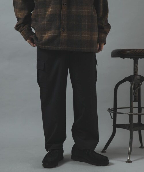 ITEMS URBANRESEARCH(アイテムズ アーバンリサーチ)の「TRテーパードクリーンカーゴパンツ(その他パンツ・メンズ・BLACK/OLIVE GRAY/MOCHA BRN・M/L)」の11枚目の写真