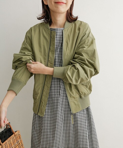 URBAN RESEARCH DOORS（アーバンリサーチドアーズ）の「MA-1コンパクトジャケット（MA-1・レディース・KHAKI/L/GRAY・1）」の2枚目の写真