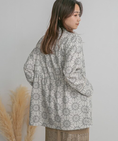 KBF（ケイビーエフ）の「ドロストプリントガウン（テーラードジャケット・レディース・BLUE/BEIGE/NAVY・one）」の13枚目の写真